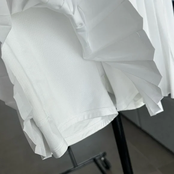 Chic White Pleated Mini Skirt - Picture 5 of 5